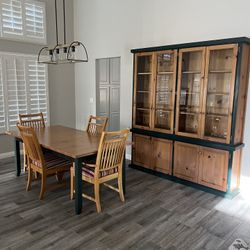 Farmhouse Broyhill Premier Dining  Room Set. Table 4 Chairs. Hutch China Cabinet