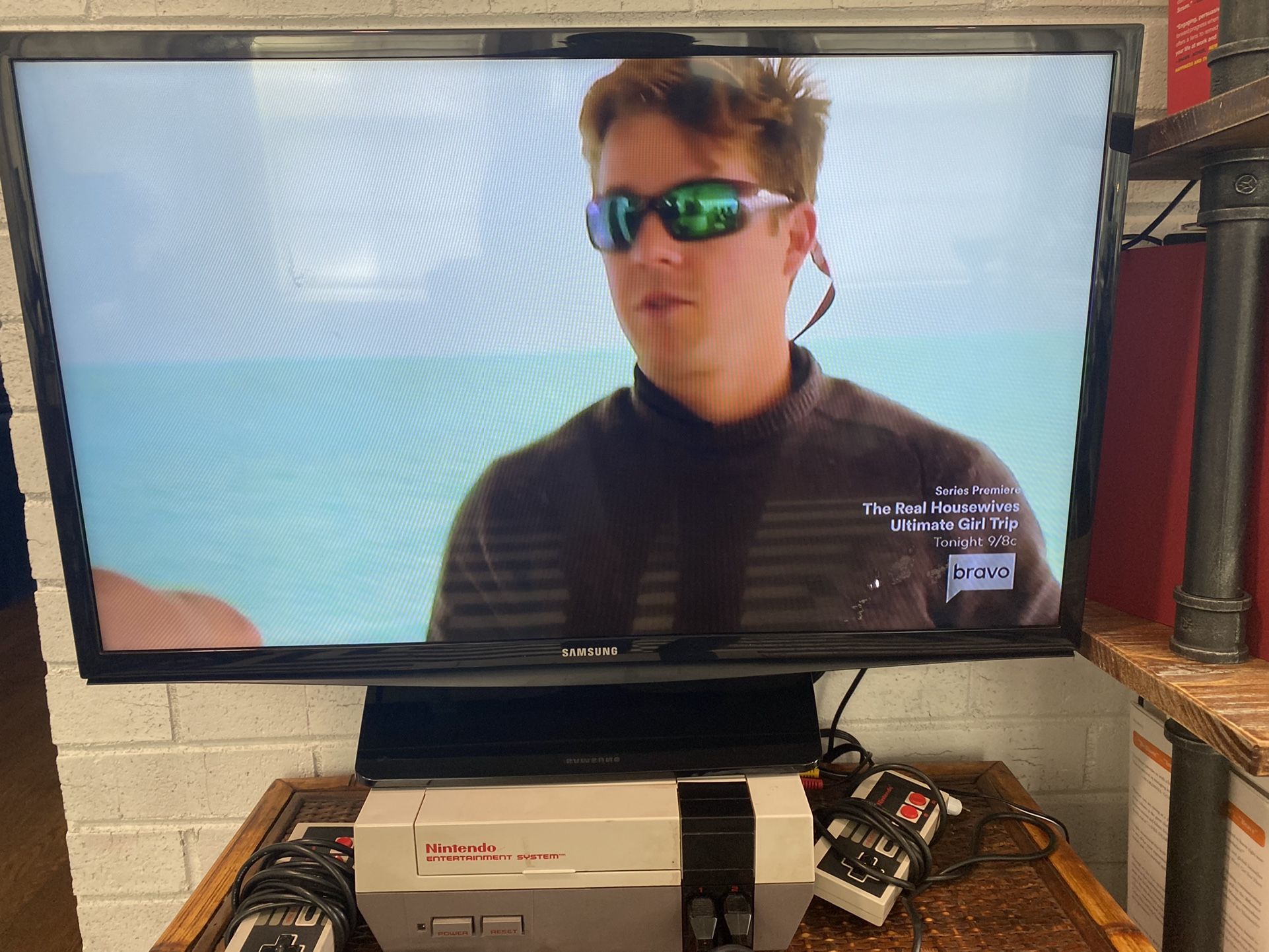 Samsung TV W/remote (24 Inch)