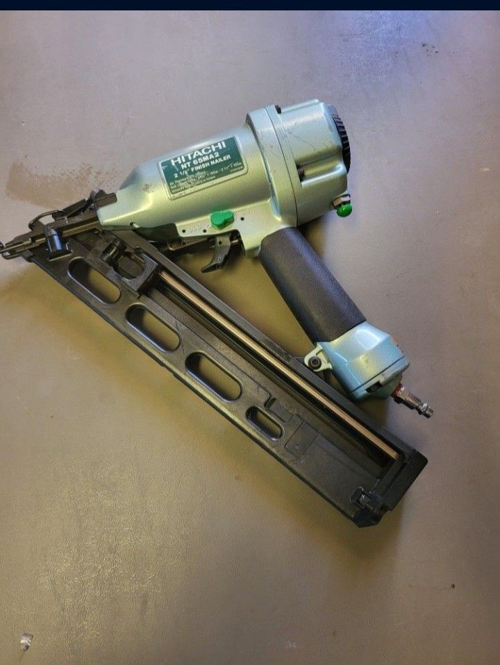 Hitachi 2 1/2" 15-Gauge Angled Finish Nailer