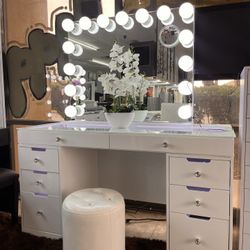 Beautiful Vanity Set White Color NEW 