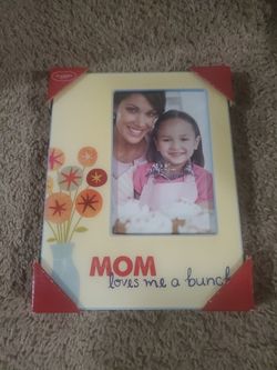 St. Nicholas Square Mom Loves Me a Bunch Picture Frame