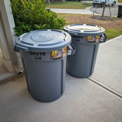 Brute Trash Cans 32 Gallons