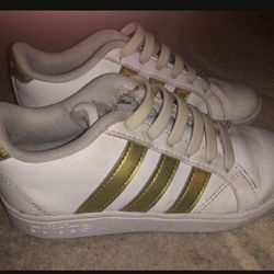 Adidas Kids White Leather No Tie Sneakers. Size 11. Good pre- owned condition. Not for wide feet 