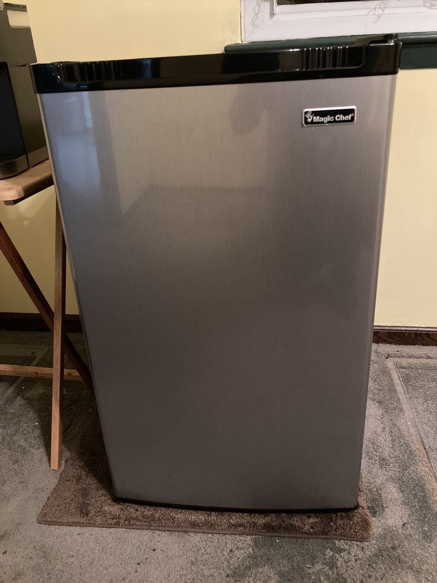 Magic Chef 4.4 Cu. Ft. Compact Refrigerator for Sale in Virginia Beach