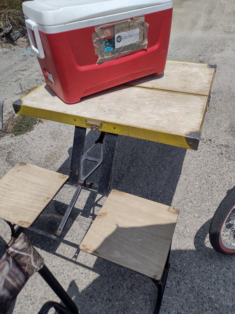 FOLDING TABLE FOR CAMPING. 
