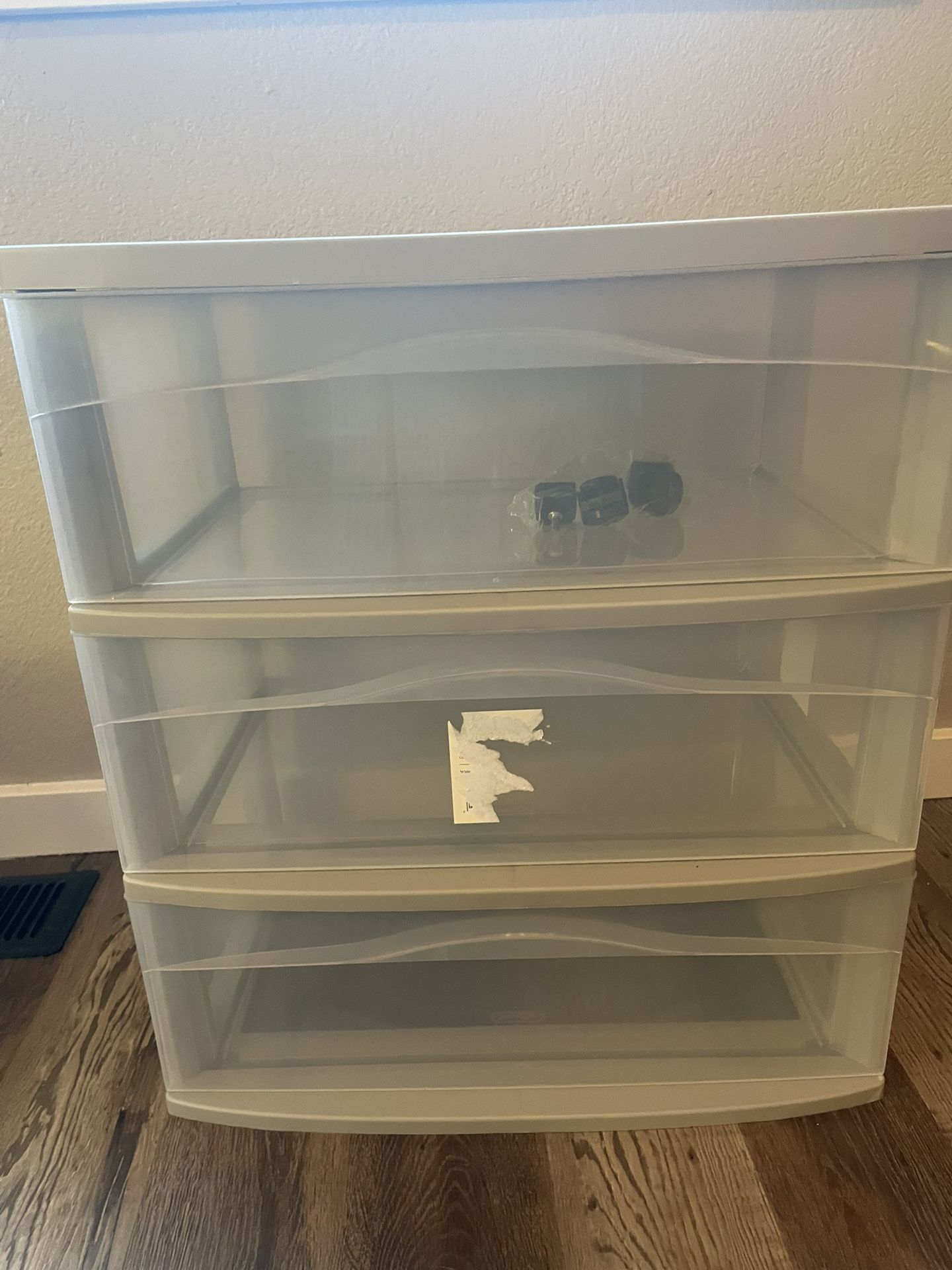 PLASTIC STORAGE CONTAINER