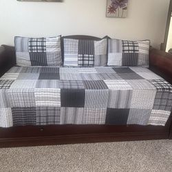 Wood Day Bed With Trundel - 2 Twin Mattresses And Bedding 