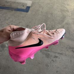 Nike Flyknit Soccer Shoes 10.5