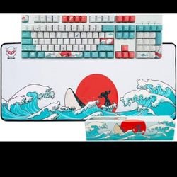 Shark keycaps & desk mat set