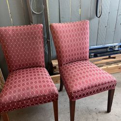 2  Comfortables Chairs Good Conditions No Tears $40 For Both 