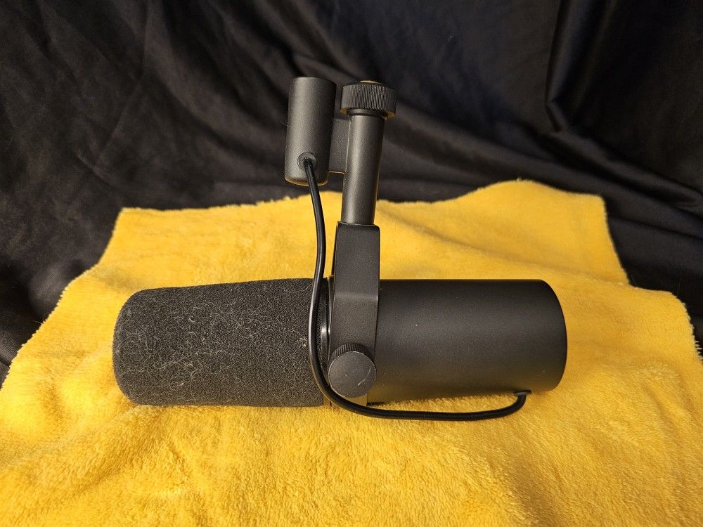 Shure SM7B Dynamic Microphone – Studio Quality, Excellent Condition!