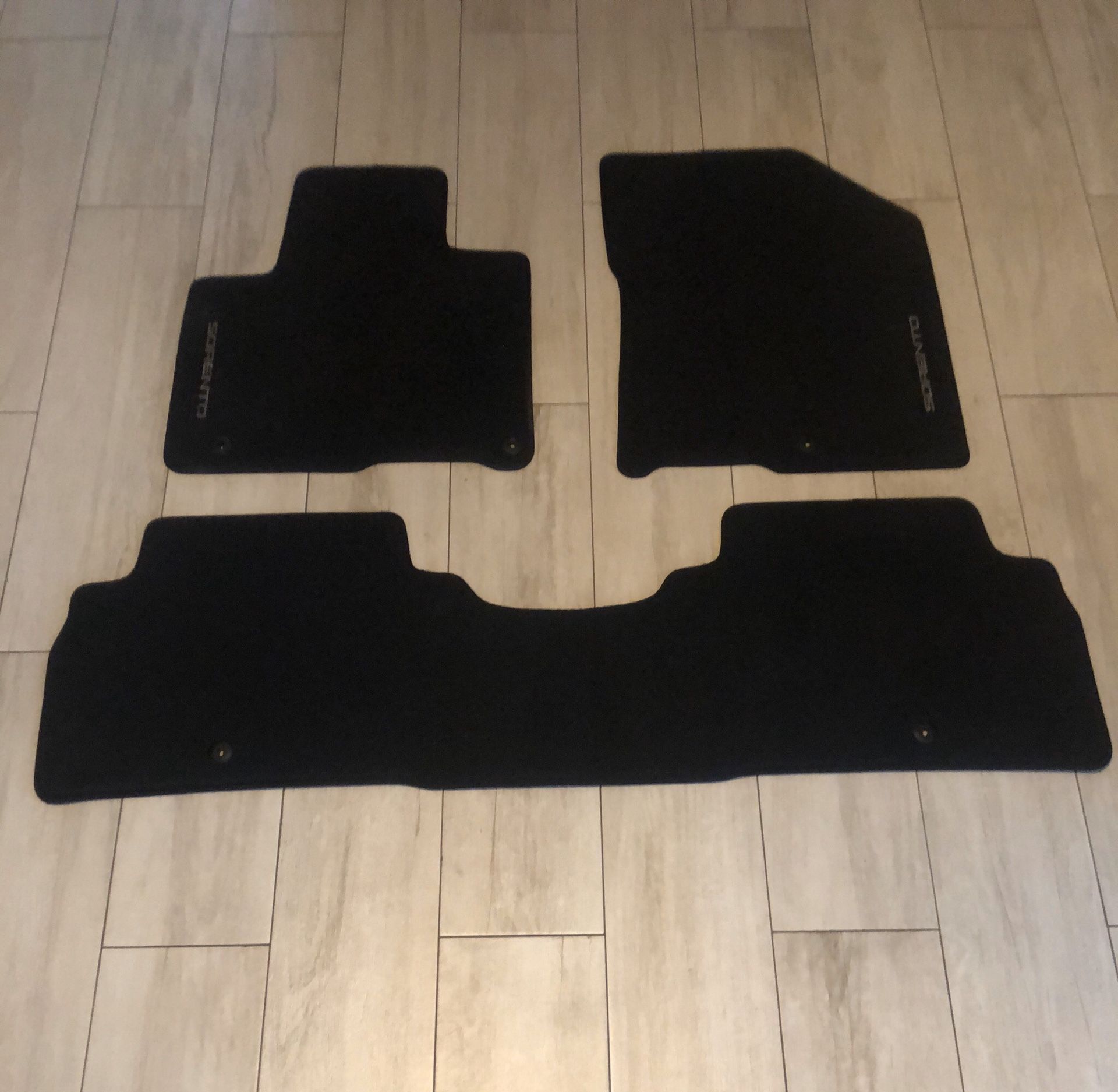 Kia Sorento 2015-2019 floor mats OE set only $80 complete set front and rear