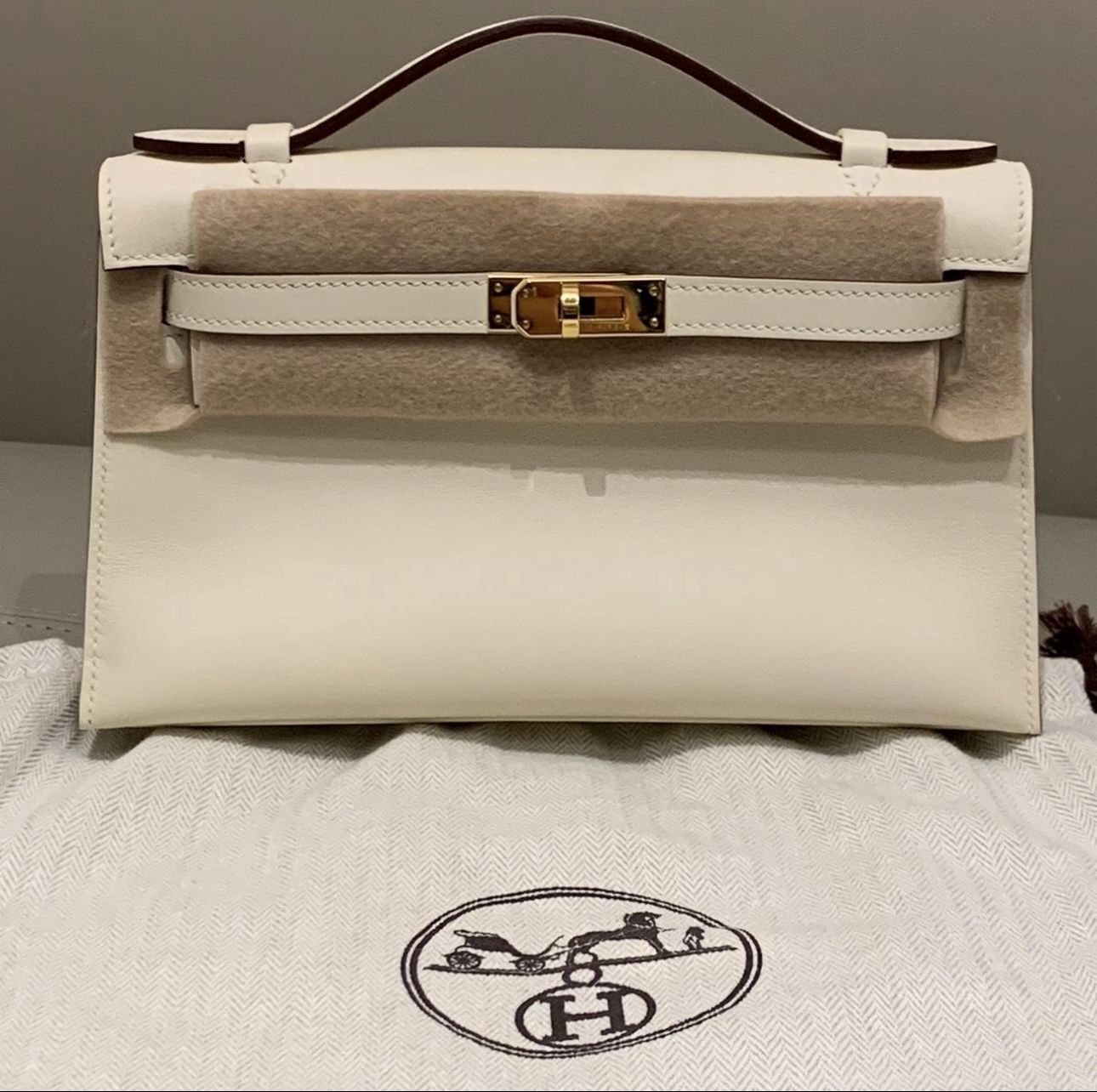Hermes Kelly Pochette in Nata with gold hardware.