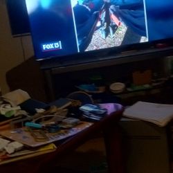 Brand New TV Bought Less Than 2 Months Ago It's A 55 Inch License Works Perfectly I Could Show The Receipt Asking $200 Or West Offer