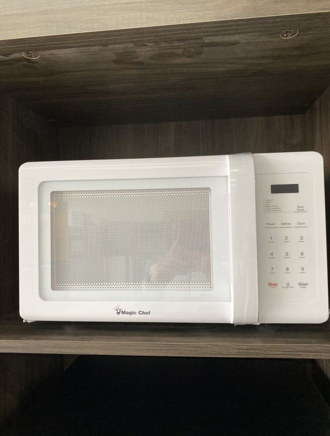 Magic Chef 0.9 Cubic-ft Countertop Microwave !!!! M566