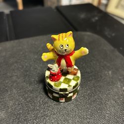 Vintage porcelain trinket box