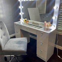 New Hollywood Make up Vanity- Chair Not Included