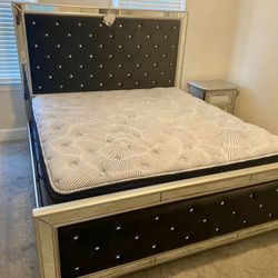 Ashley Lindenfield Black & Silver King Bedroom Set