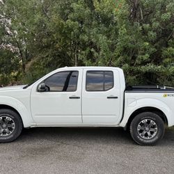2015 NISSAN FRONTIER 4.0L V6 CREW CAB 179K MILES *BUY HERE PAY HERE*  179,000 MILES  2 OWNER  CLEAN FLORIDA TITLE  PEARL WHITE ON CHARCOAL LEATHER  LO