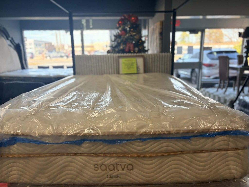 Queen Size Saatva mattress