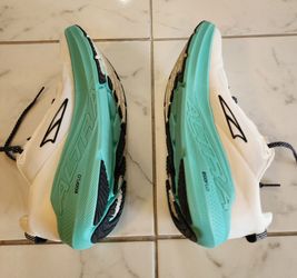 Altra Women's FWD VIA road running shoes size 9