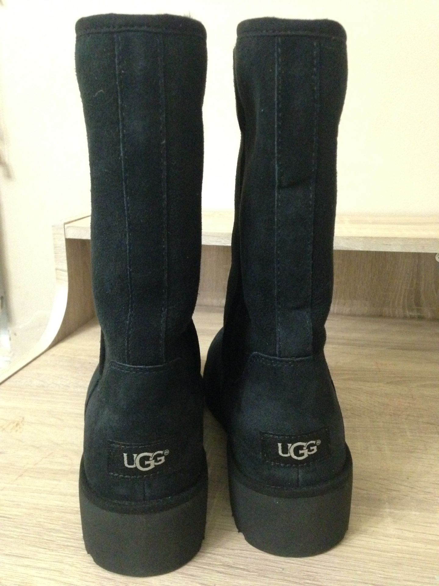 UGG Amie 8.5 Women's Boots