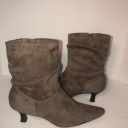 Size 9.5 velvety brown zip heeled ankle boots