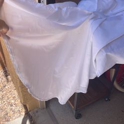 18 Round White Tablecloths (Short)