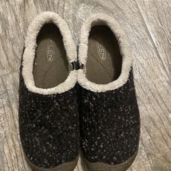 Keen Slippers Size 5