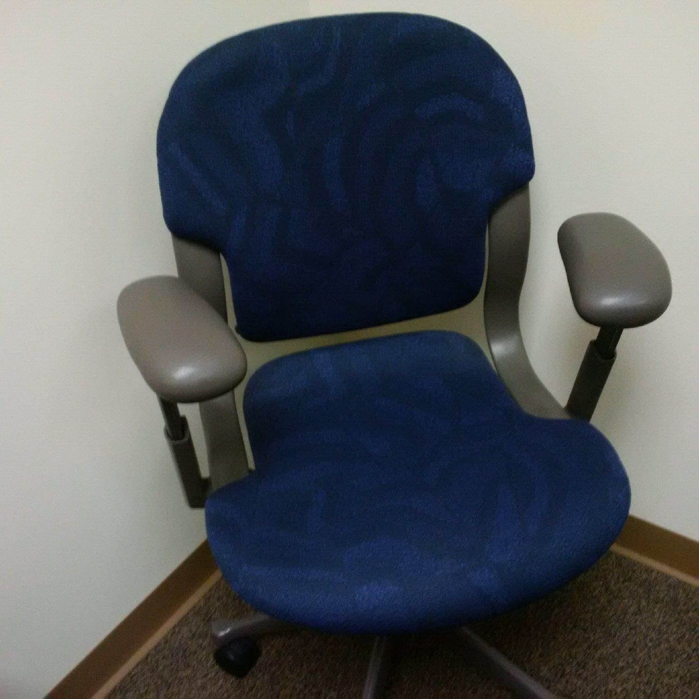 Desk, office chairs on wheels. 4 + available for $25 each. Very good - great condition