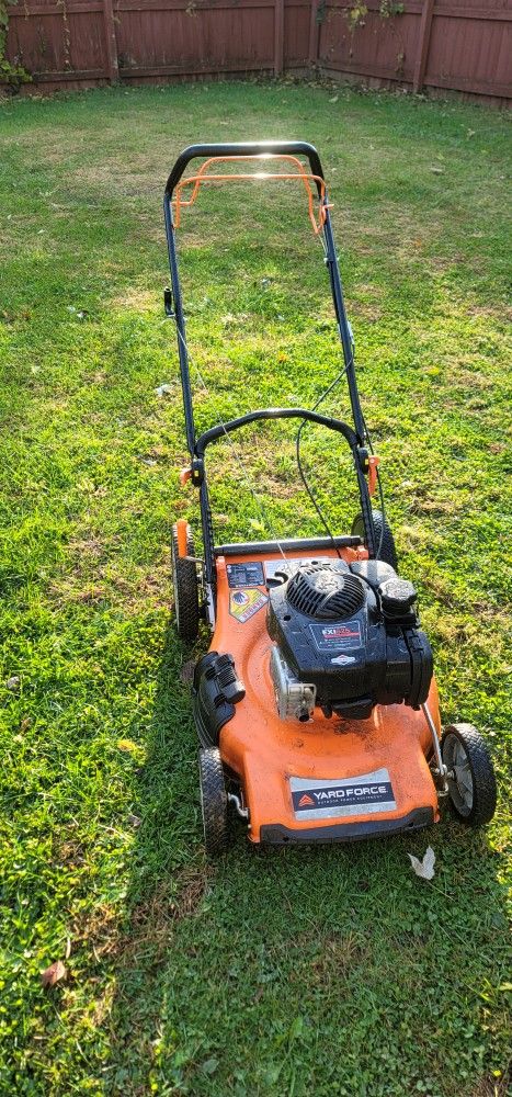 YardForce (Briggs & Stratton) Self-propelled Gas Lawn Mower (very good)