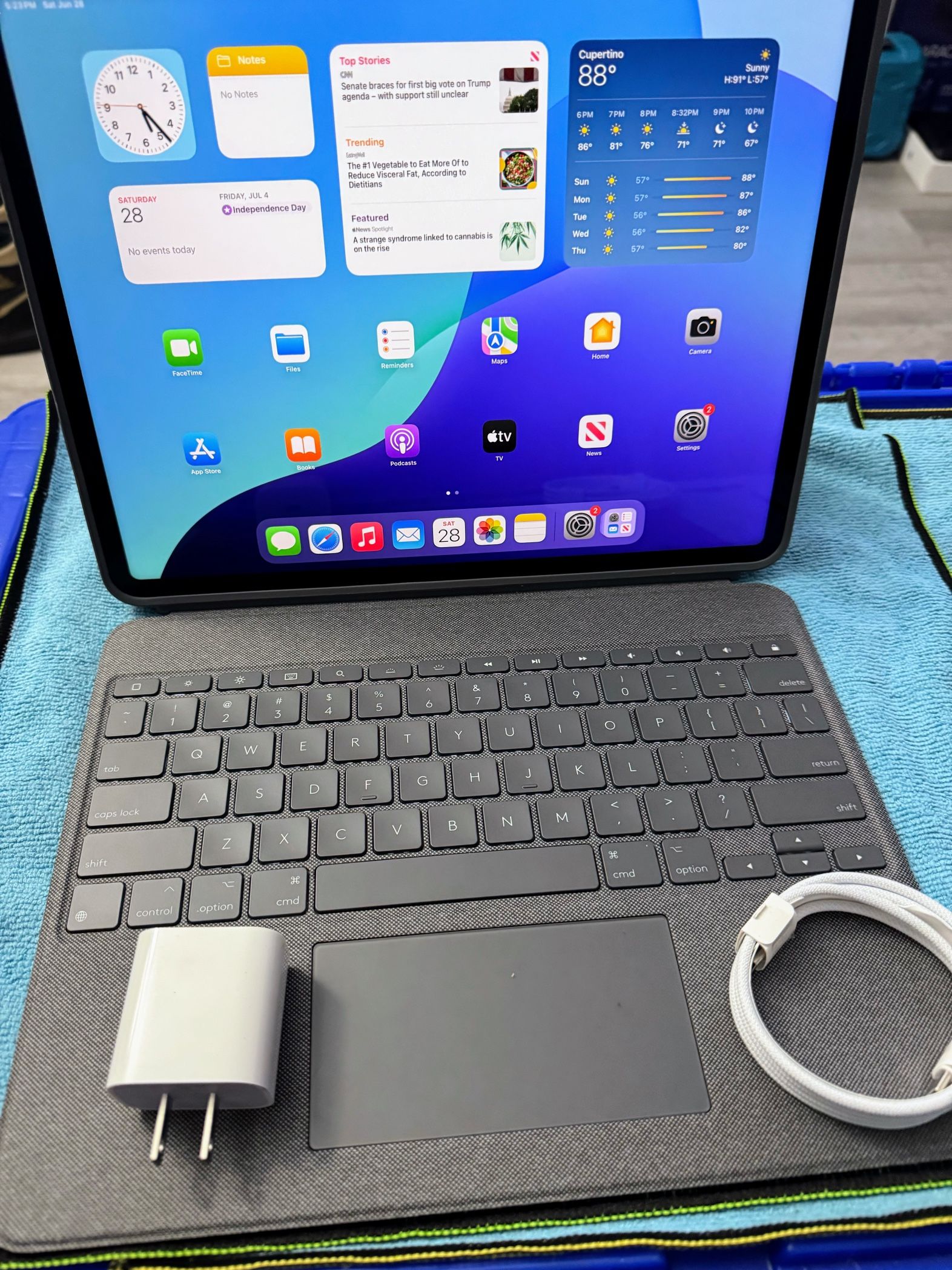 iPad Pro 12.9” 6th Gen 256GB WiFi Only w/detachable case/keyboard