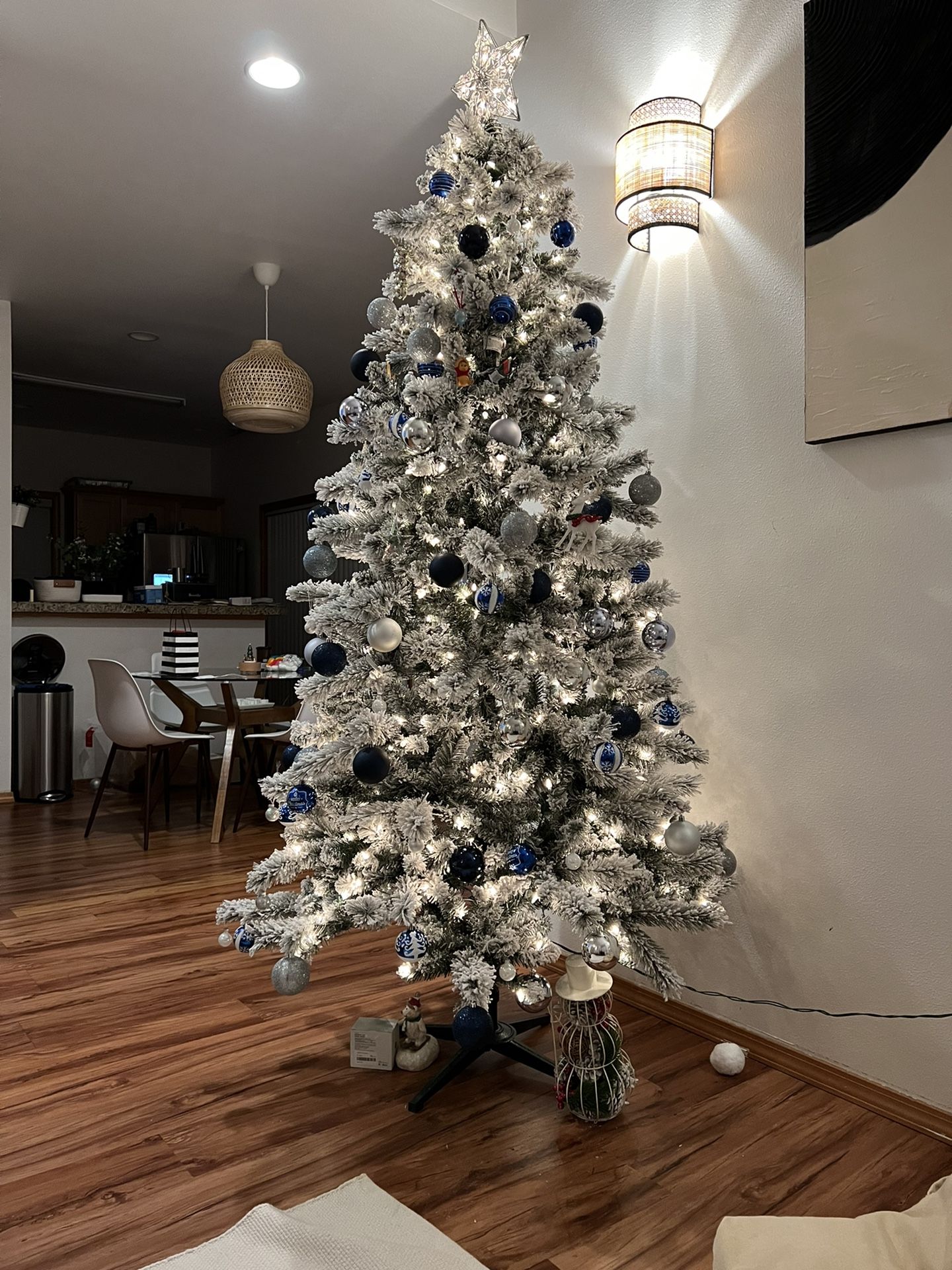 Ashland 7.5ft Pre-lit Vermont Flocked Christmas Tree