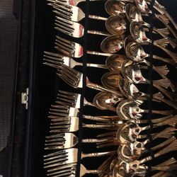 W.M.Rogers & Son set of 61 Piece gold-ware