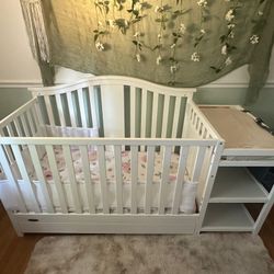 Graco Solano 5-in-1 Convertible Crib and diaper Changer with matress and changing pad, sheets, bumper and diaper caddy organizer