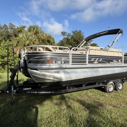 2023 Suntracker Pontoon Boat