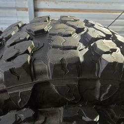 5 TIRES LT35-12-50R17 ONE IS NEW