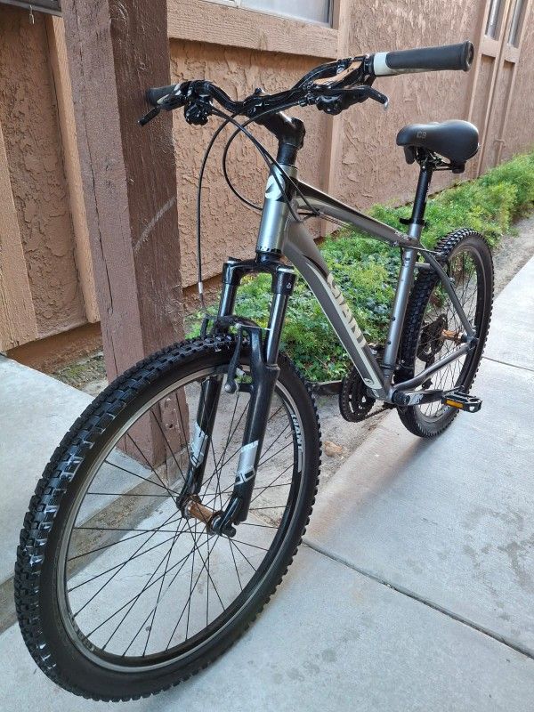 GIANT HYBRID BIKE 21 SPEEDS TIRE 26 SIZE L
