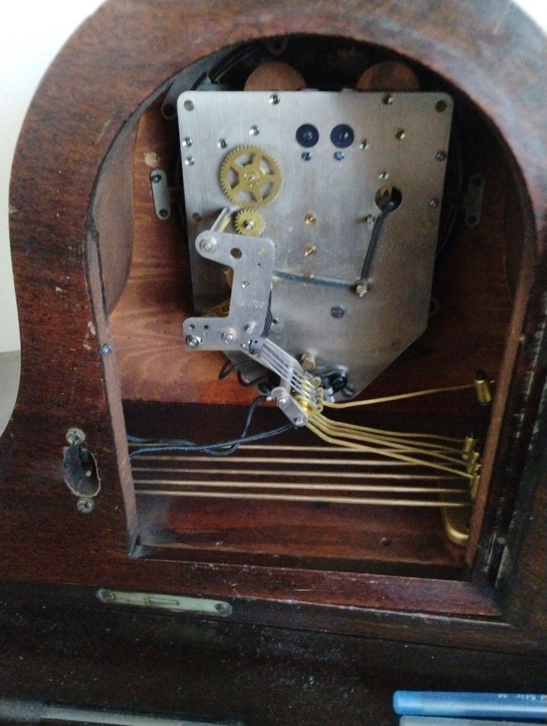 Mantel Clock Electric Windup No Key Or Cord