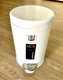 Simplehuman 4.5L trash can