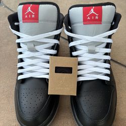 Jordan 1 Mid Black Metallic Reimagined Size (9) Worn Once, Excellent Condition.