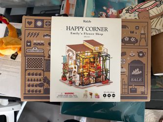 Rolife Happy Corner Emily's Flower Shop DG145 1:24 DIY Dollhouse Kit LED