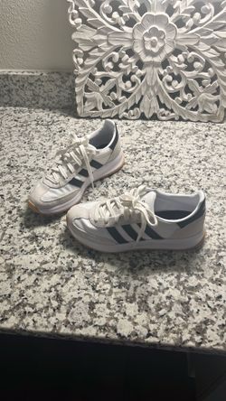 Adidas women’s sneakers size 7 only worn once