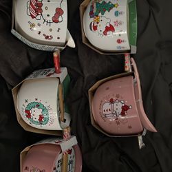 5 Hello kitty Christmas Bowls 