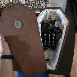 Disney 2004 999 Happy Haunts 18 Pin Set Coffin Skeleton Ghoulish Gathering LE 50