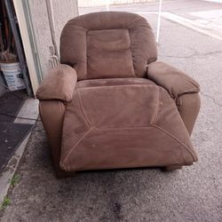 1 Yr Old Lift Chair With Massage And Heat Good Condition