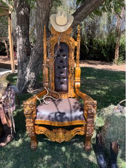 Wood throne chair