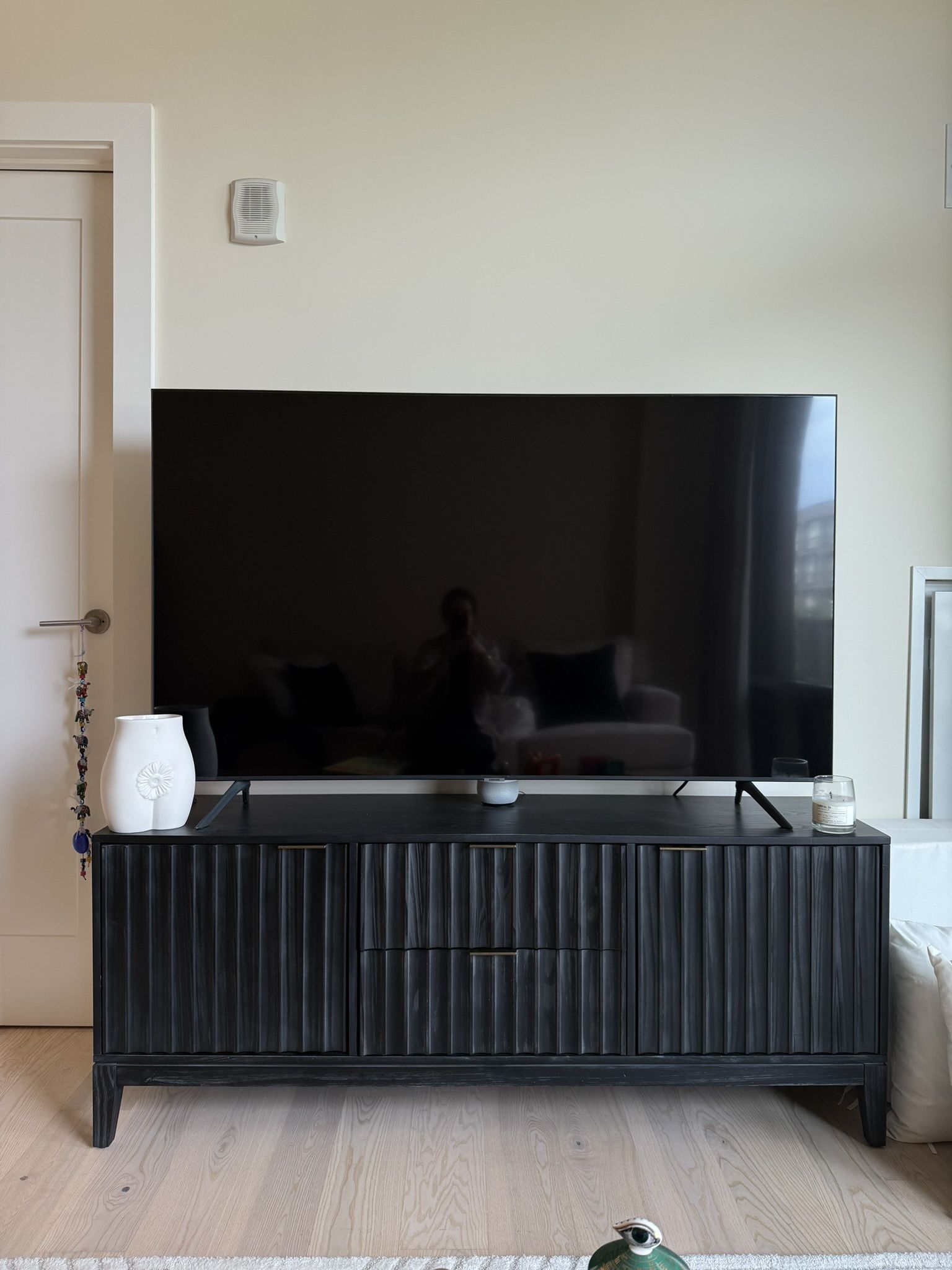 60" Thousand Oaks Wood Scalloped TV Stand