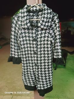 Houndstooth sweater size medium