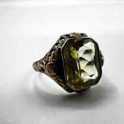 Gorgeous vintage Art Deco citrine ring made of 10k white gold.